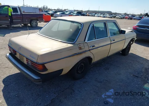 1983 Mercedes-Benz 240 D z USA, uszkodzony, nr VIN WDBAB23A4DB365806